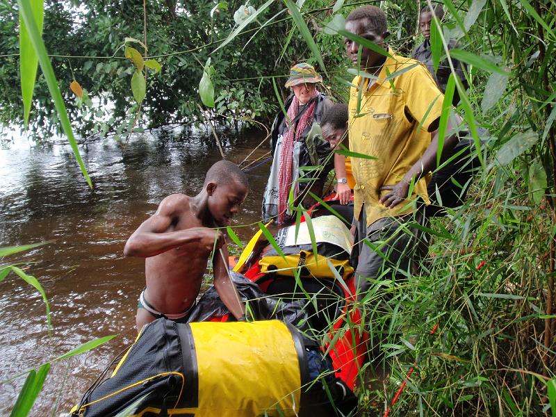 P6 Pumping the water out of the boat. Local fishermen came to our rescue..jpg